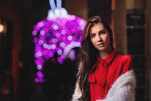 Weihnachtsfeier Frau pexels rote Bluse